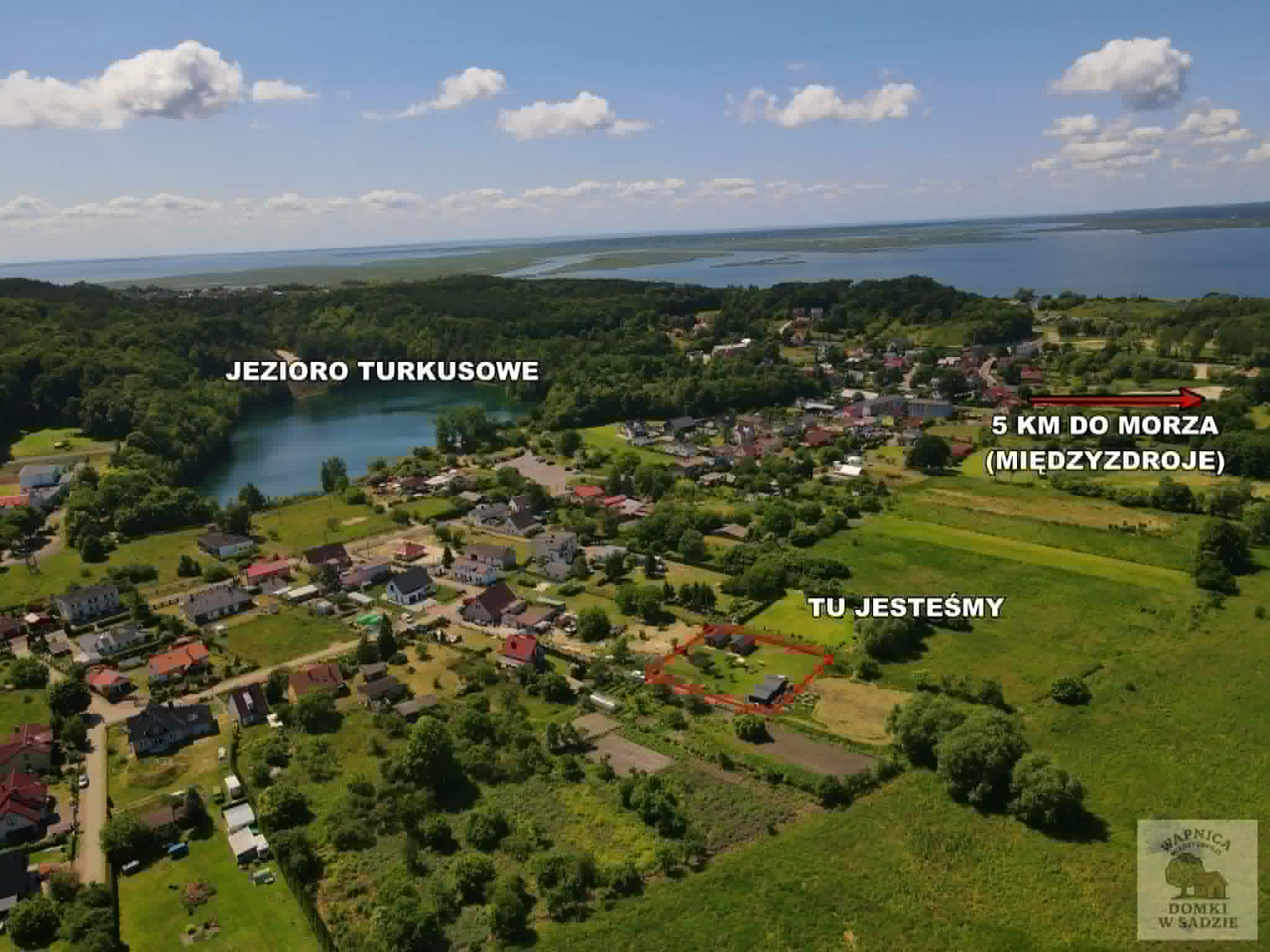 Jezioro w okolicah domków